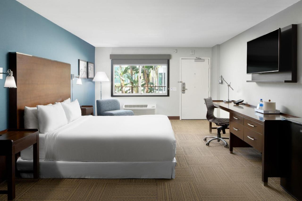 Quarto com Cama King-size, Sofá-cama e Vista da Cidade