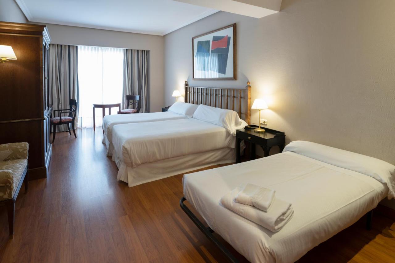 Tweepersoonskamer met 1 of 2 Bedden en een Extra Bed (3 Volwassenen)
