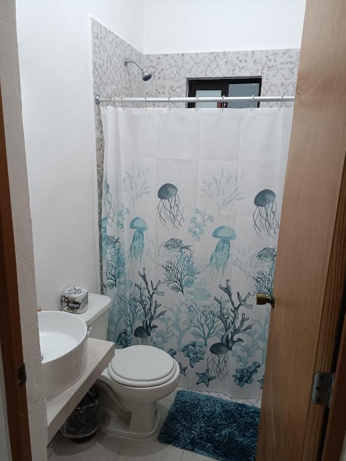 Habitación con cama grande