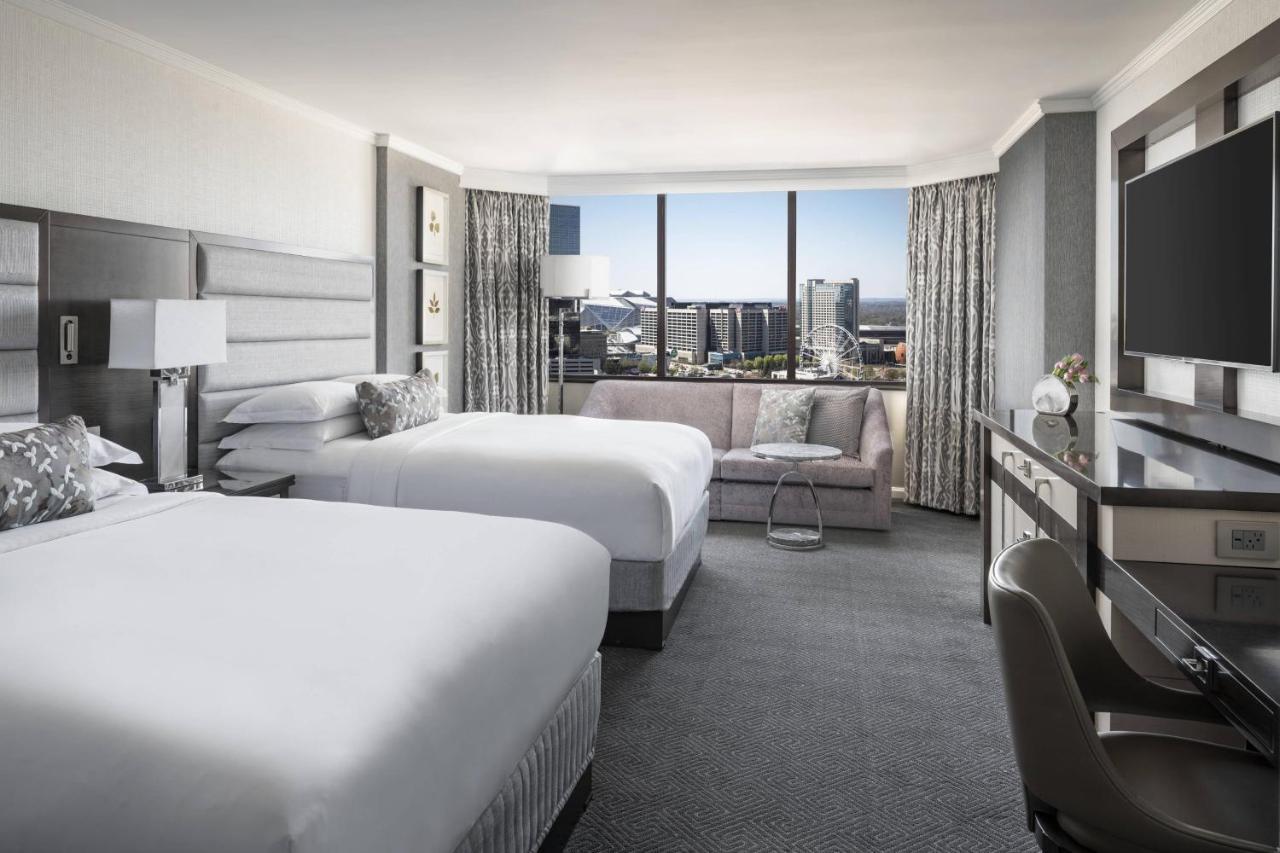 Zimmer mit 2 Queensize-Betten und Stadtblick