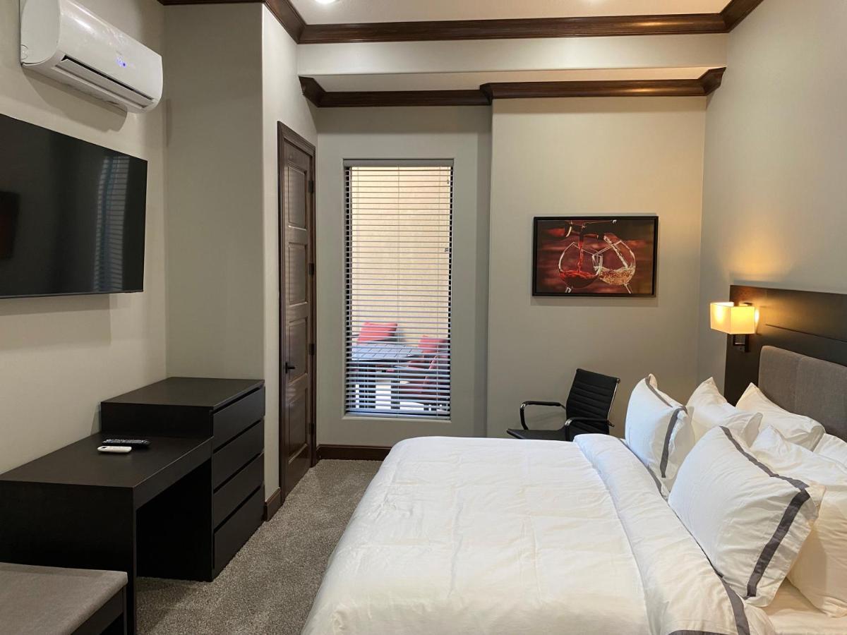 Townhouse Lakeview Executive Suite with Patio