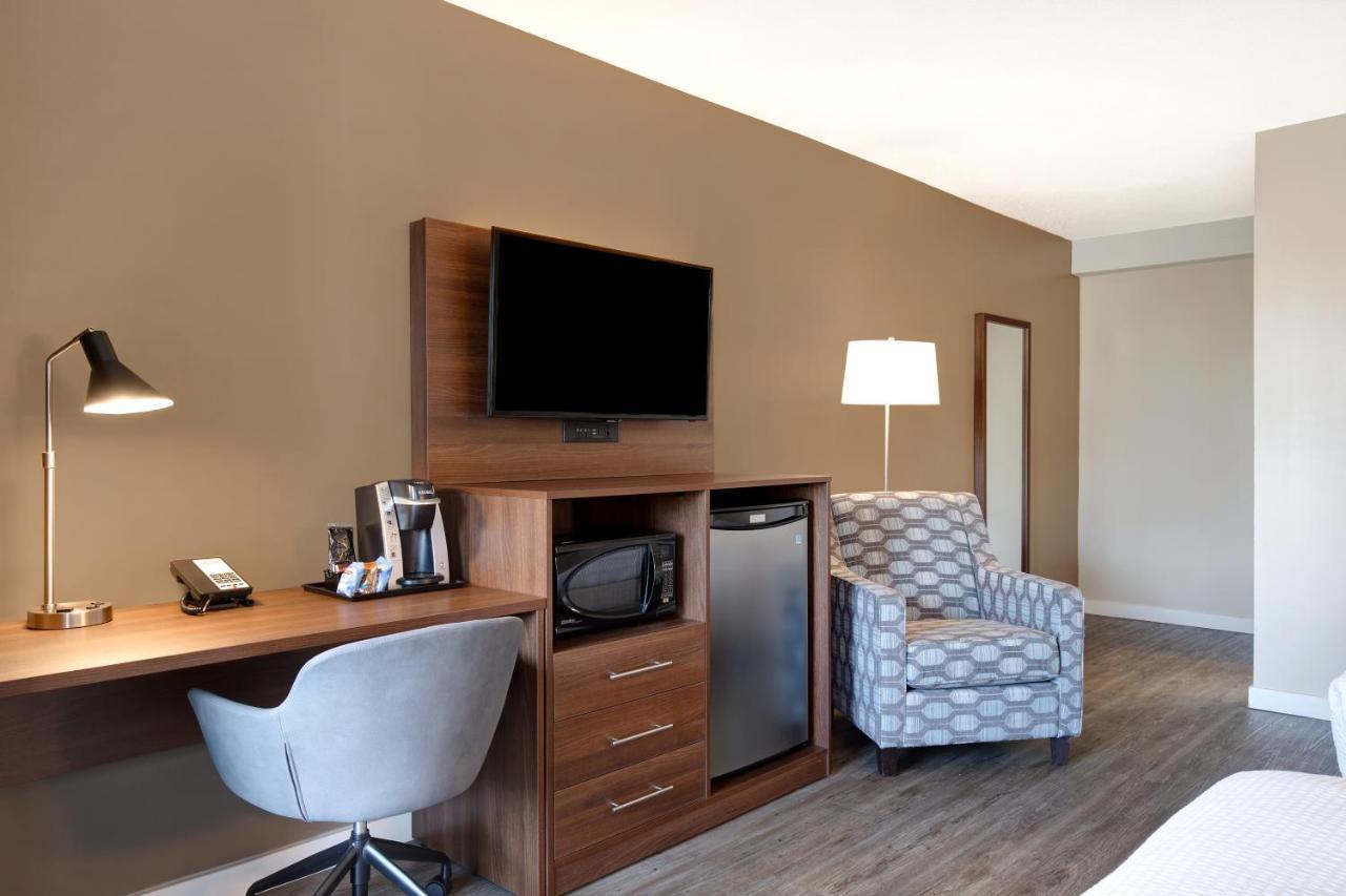 Queen Room Two Queen Beds Limited View or Non-Smoking