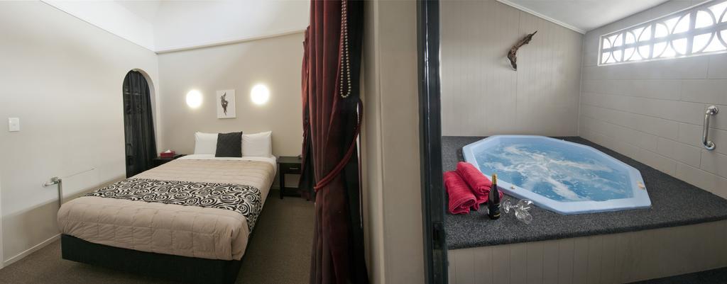 One-Bedroom Apartment Hot Tub