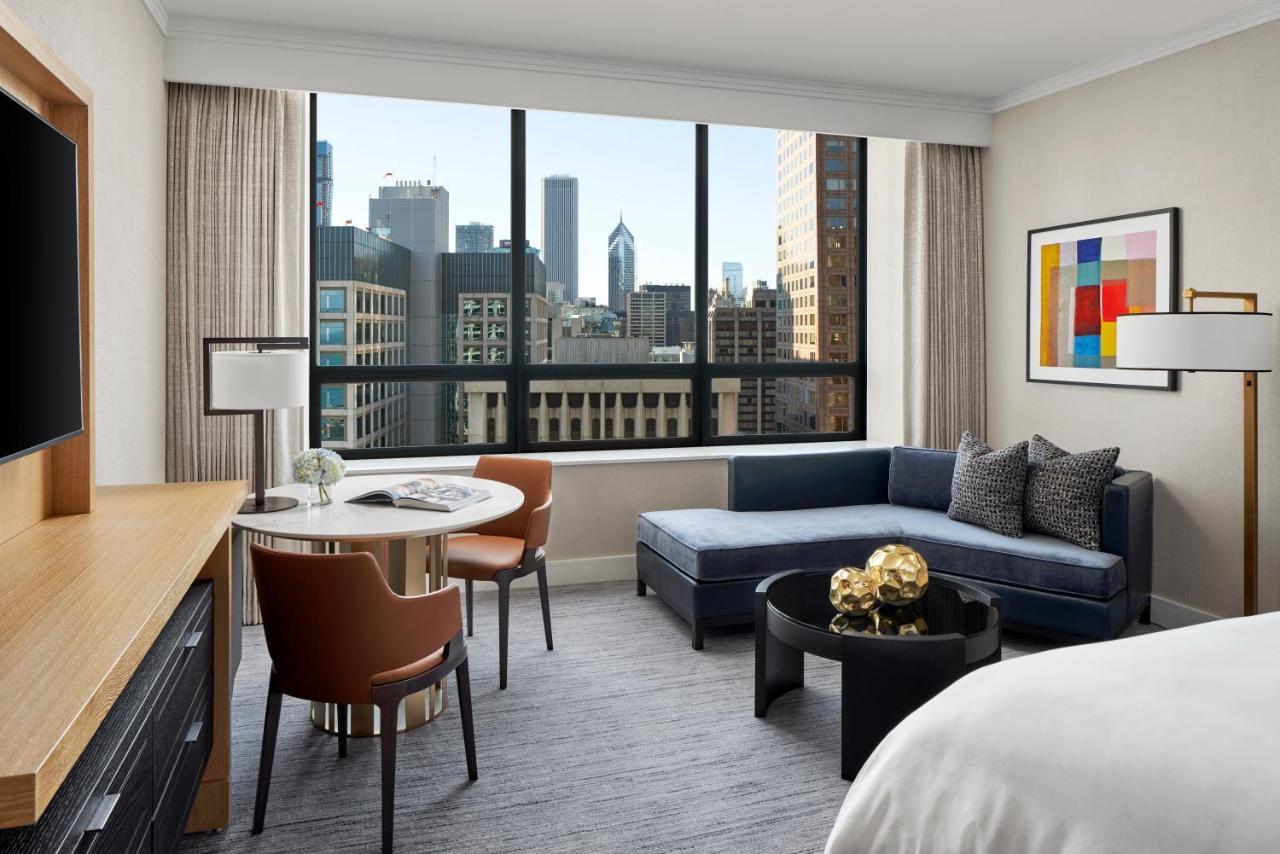 Quarto com Cama King-size e Vista da Cidade