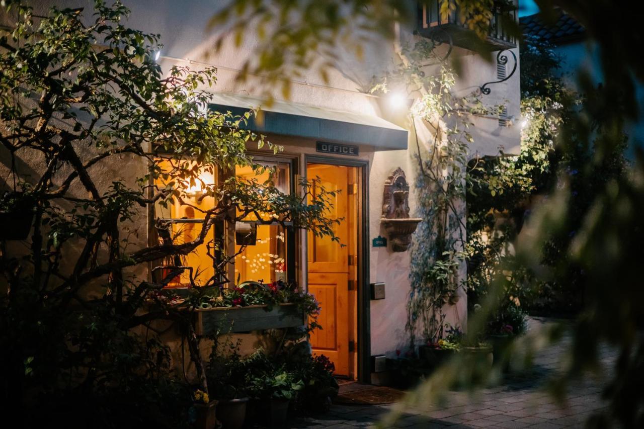 Street Facing Queen Suite Dog Friendly