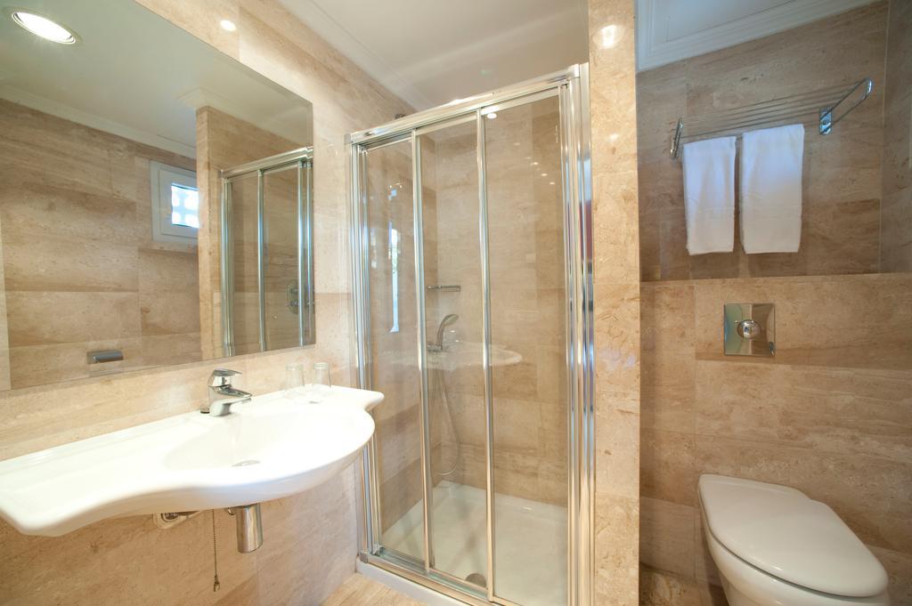 Habitación Doble con 2 camas (2 adultos + 1 niño)
