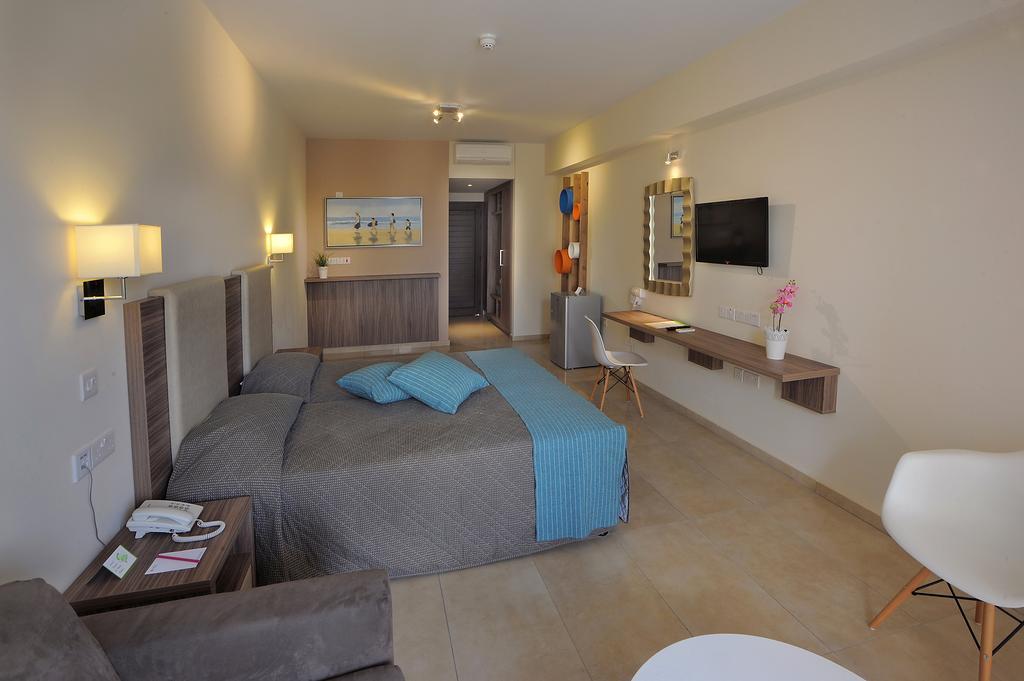 Familienzimmer mit Poolblick