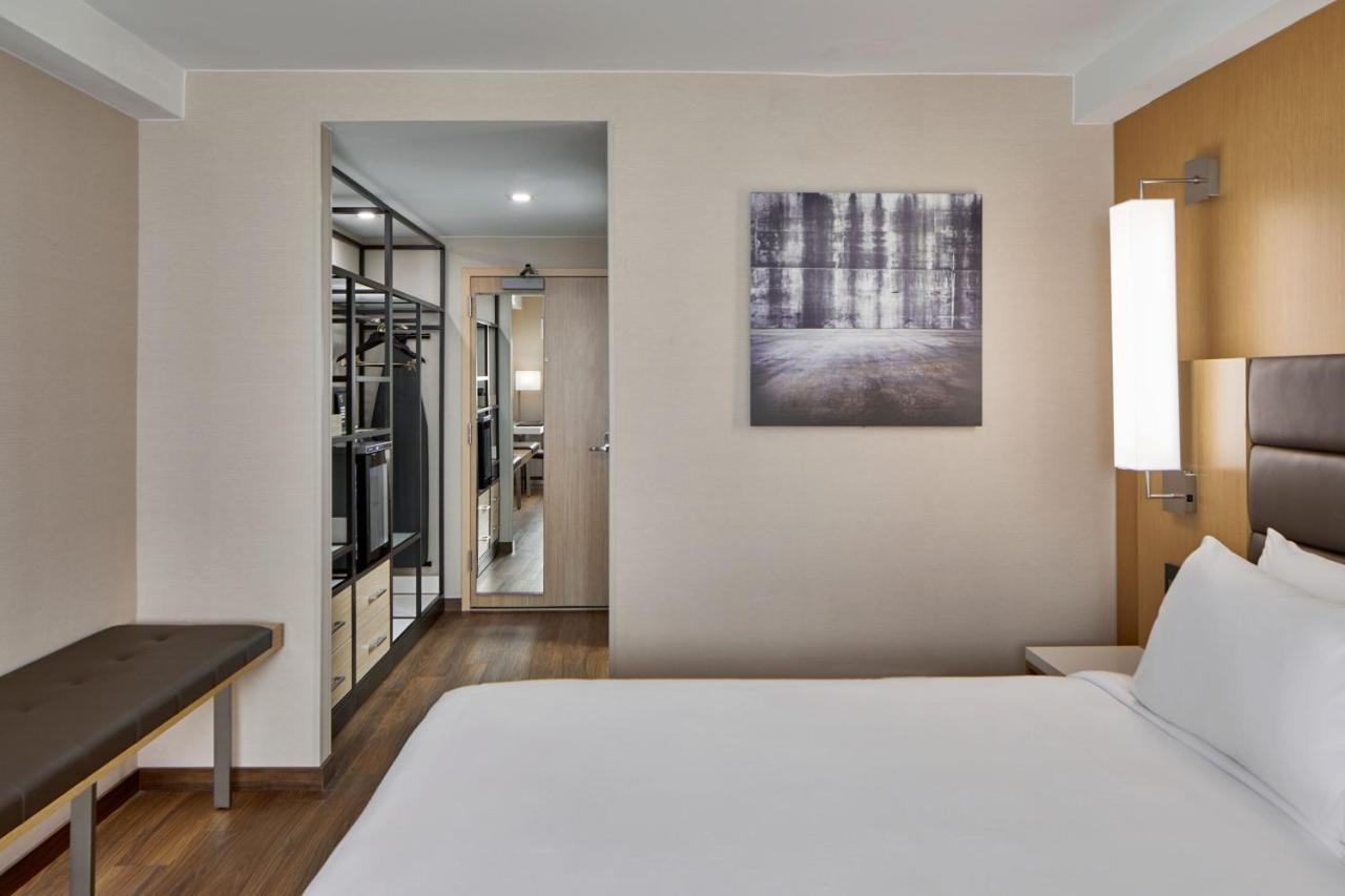 Habitación con cama extragrande y sofá cama