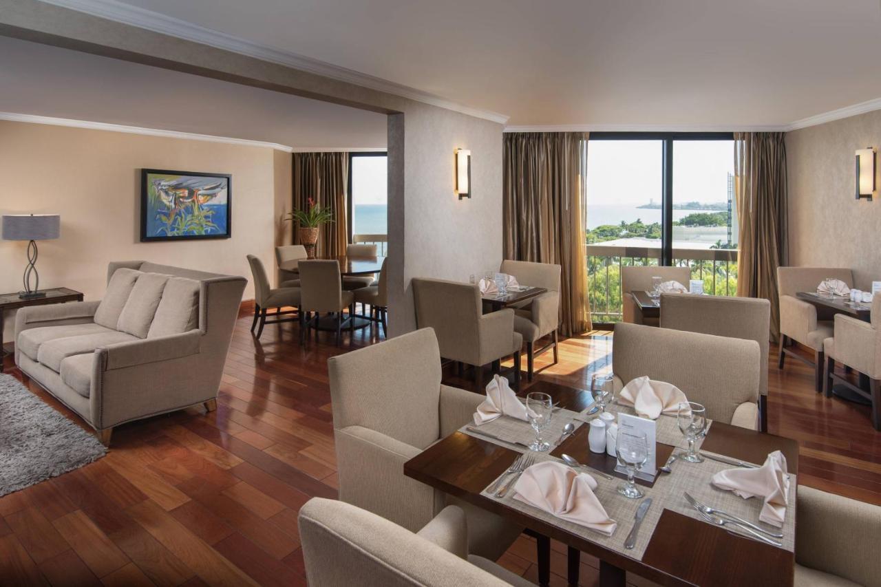 Club lounge access Larger Guest room 1 King Ocean view