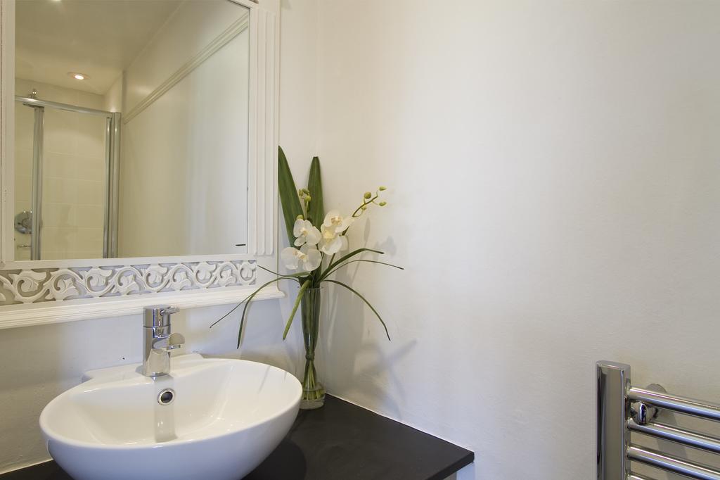 Deluxe Double Room Shower