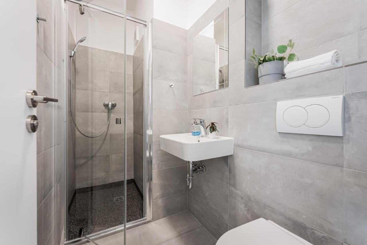 Standard Single Room Shower