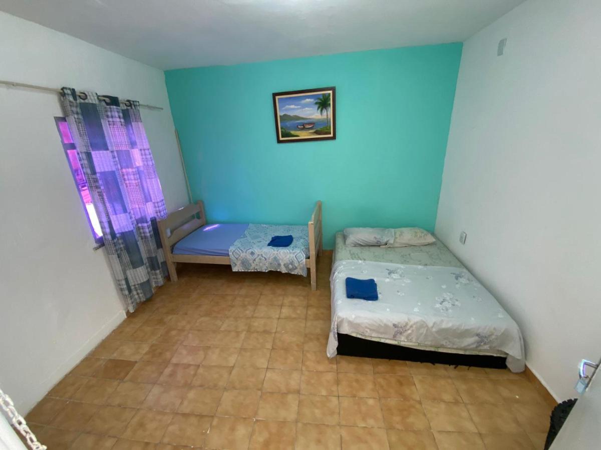 Quarto com 2 Camas de Solteiro e Banheiro