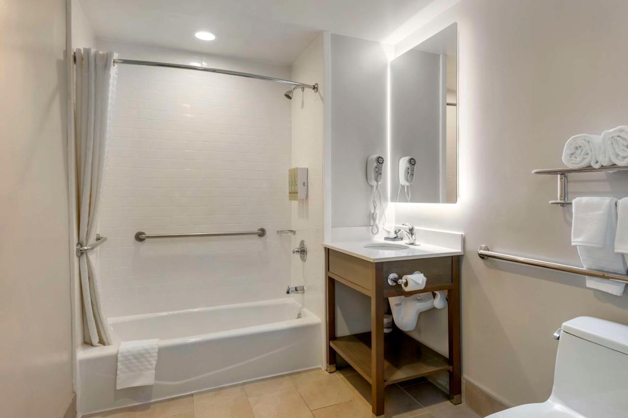 Queen Room Disability Access Tub