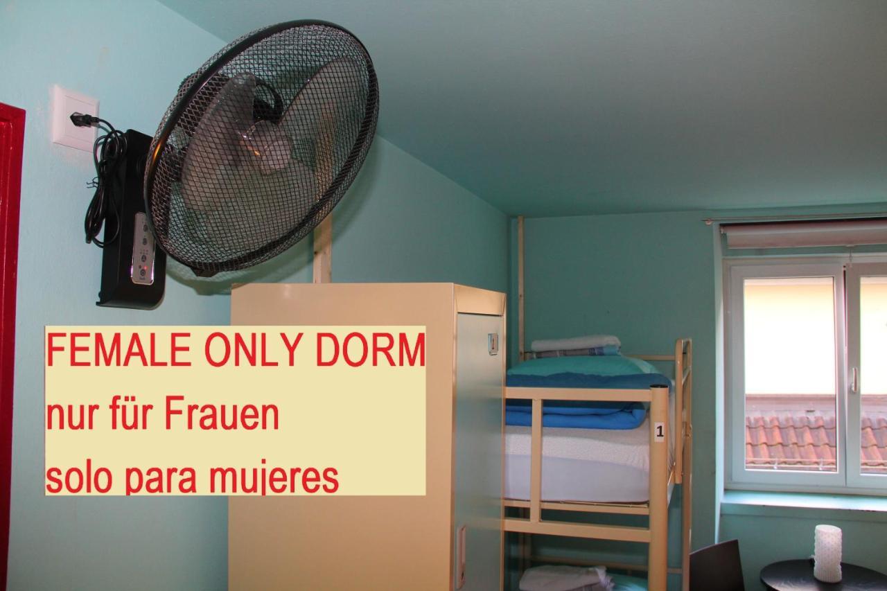 Cama Econômica em Dormitório Feminino com 6 Camas