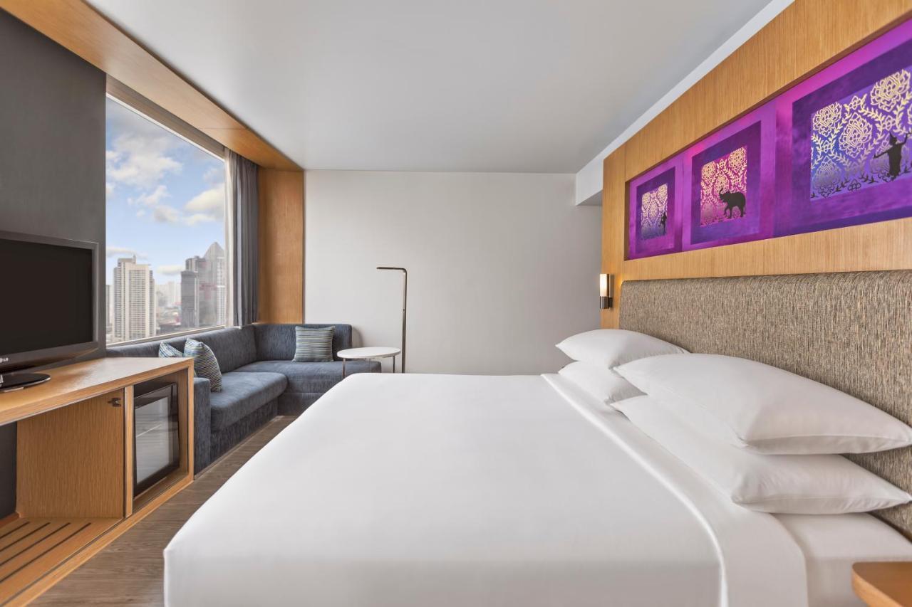 Zimmer Urban mit Kingsize-Bett und Stadtblick