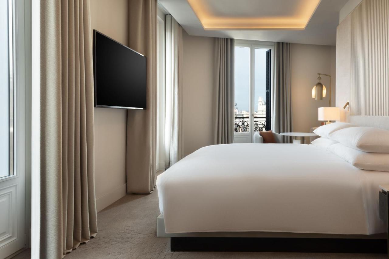 Premium Deluxe Corner King Room City View,1411292231:JPEG