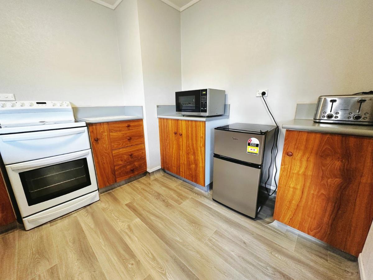 Large upstairs one bedroom unit Bath