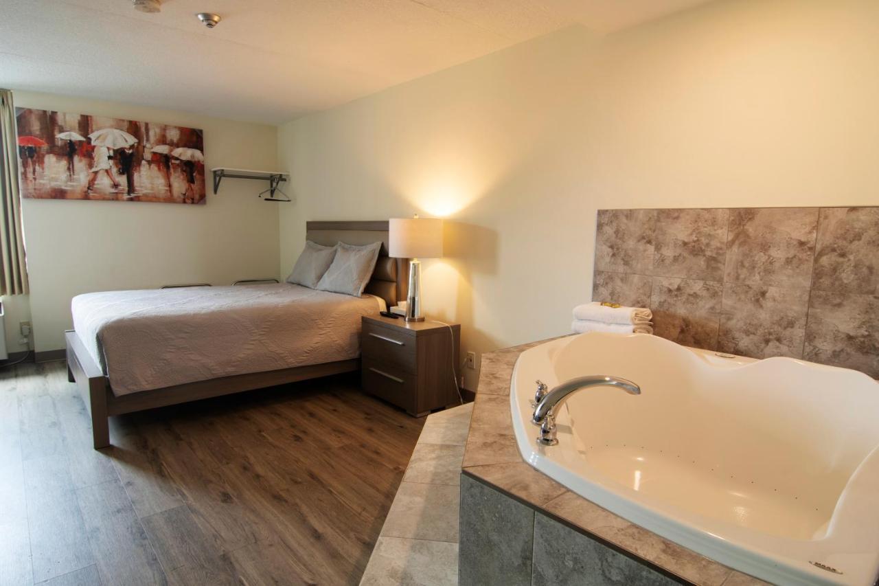 One Queen Bed Jacuzzi