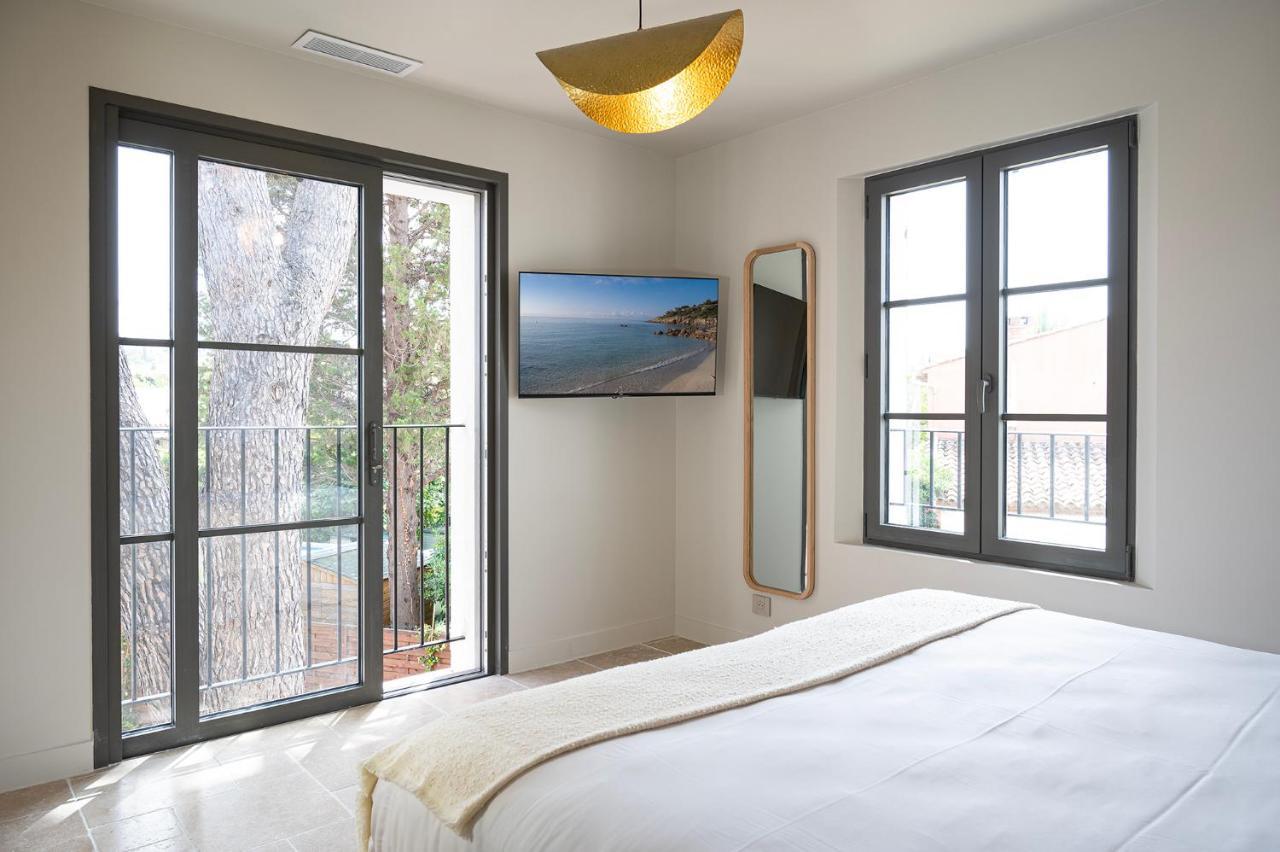 Kamer met Kingsize Bed en Uitzicht op het Zwembad