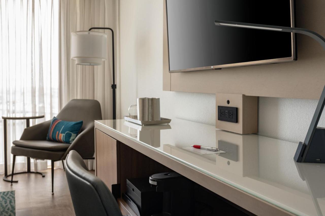 Kamer met Kingsize Bed en Uitzicht op het Zwembad