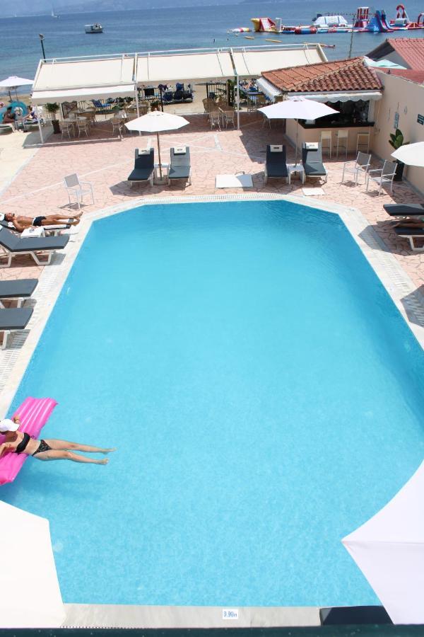 Camera Matrimoniale/Doppia con Letti Singoli con Vista Piscina