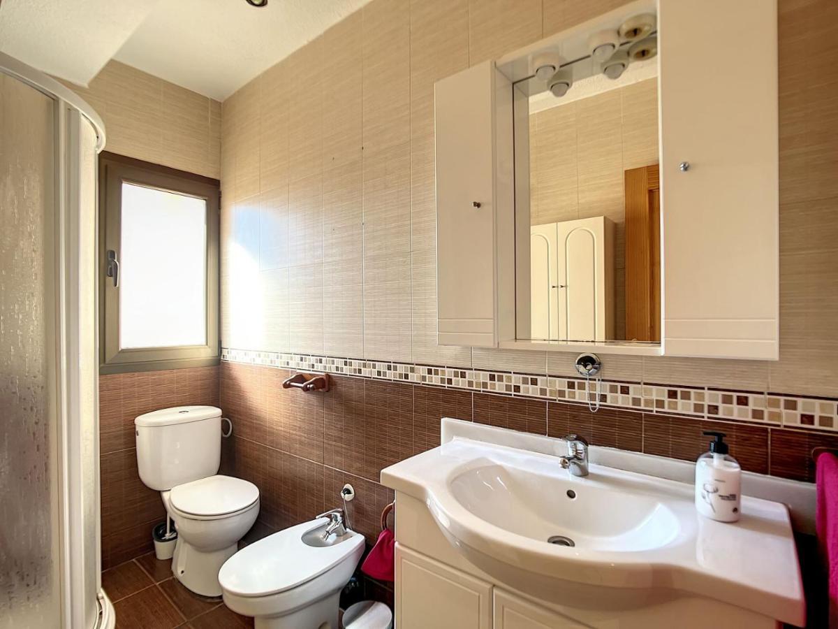 Deluxe Pool View Guest room 1 King Balcony