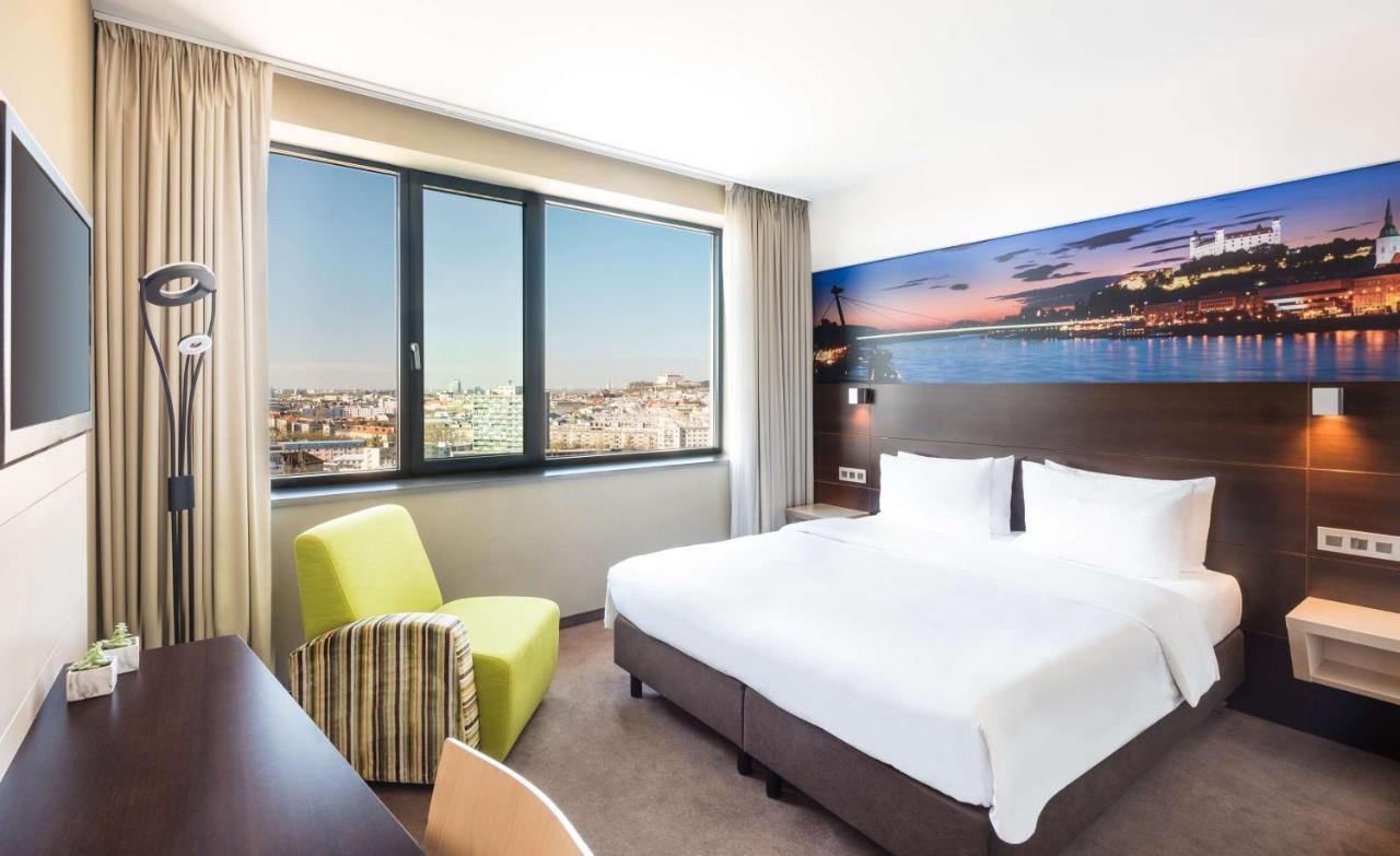 Zimmer mit Kingsize-Bett