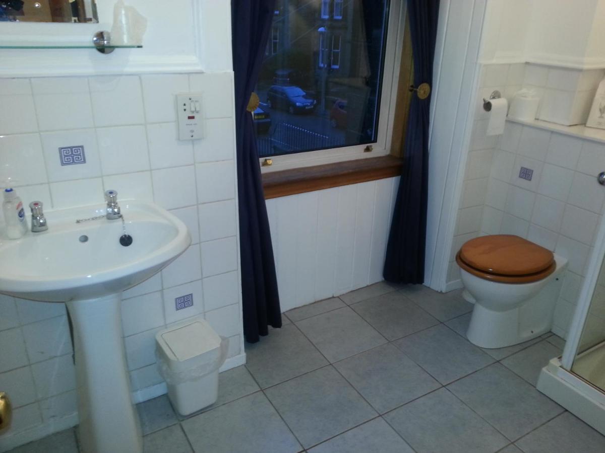 Quarto Individual Pequeno com Banheiro Privativo Externo