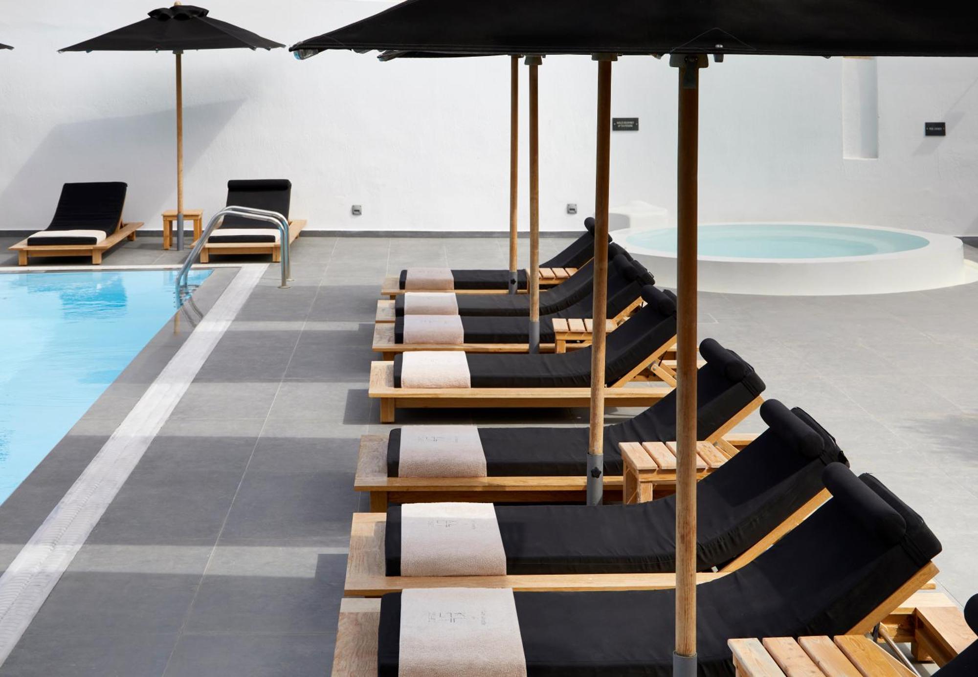 Elegant Suite Outdoor Private Jacuzzi Garden View