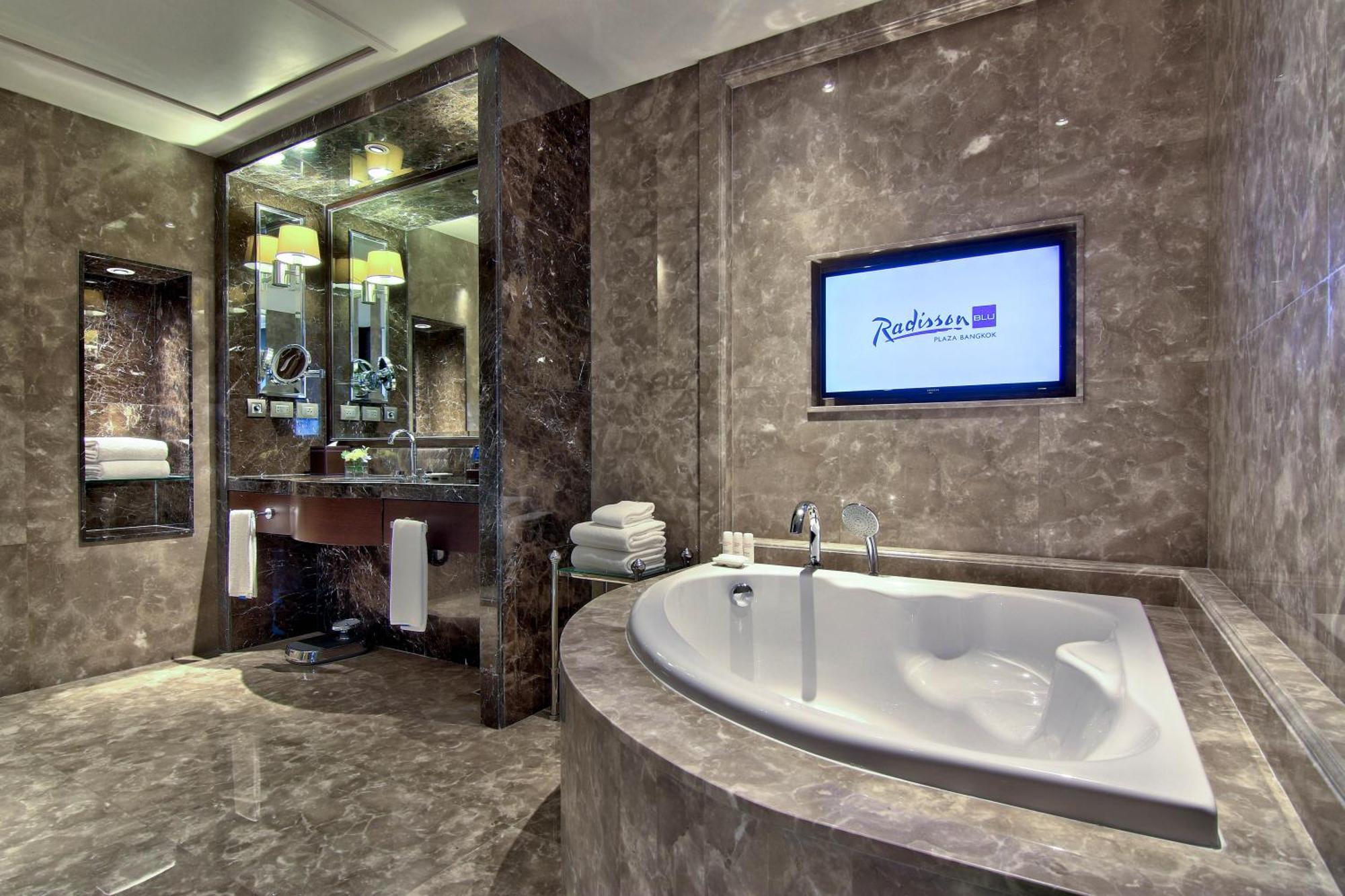 One-Bedroom Suite Lounge Access
