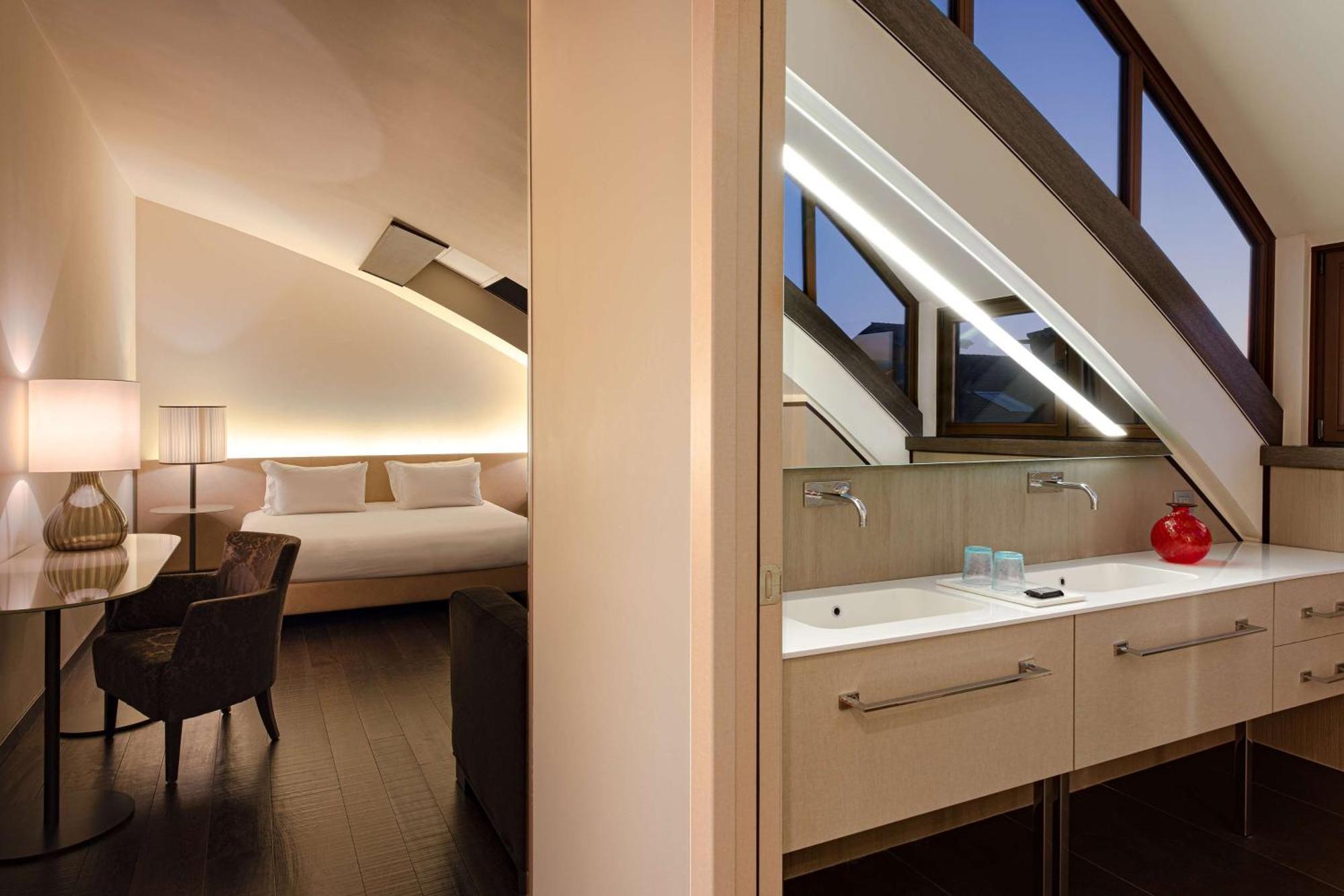 Junior King Suite Canal View