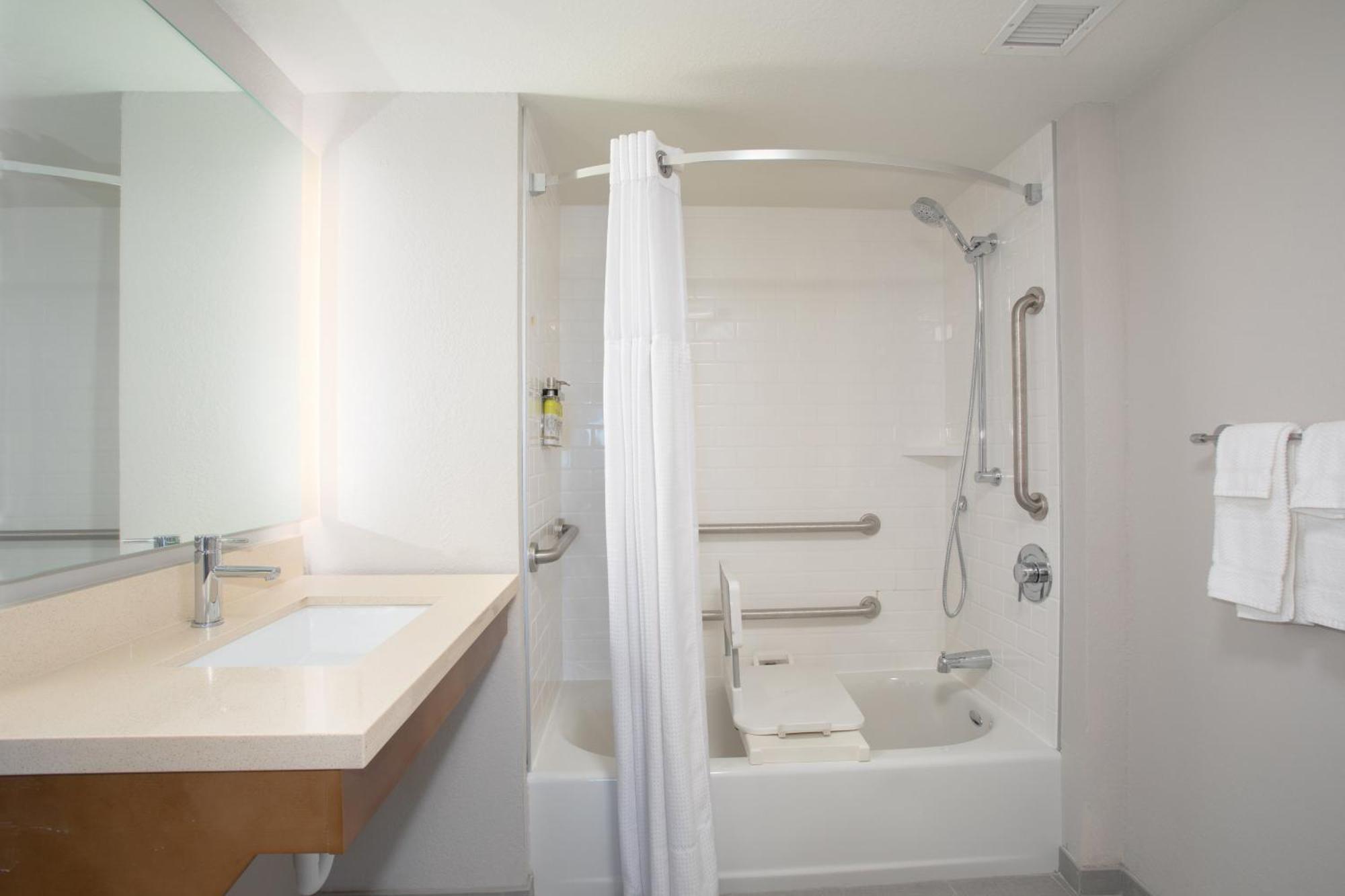 One-Bedroom Suite Communications or Mobility Accessible Tub