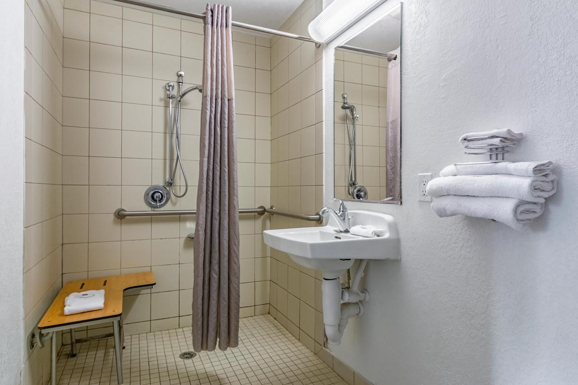 Chambre Lit Queen-size - Accessible aux Personnes à Mobilité Réduite