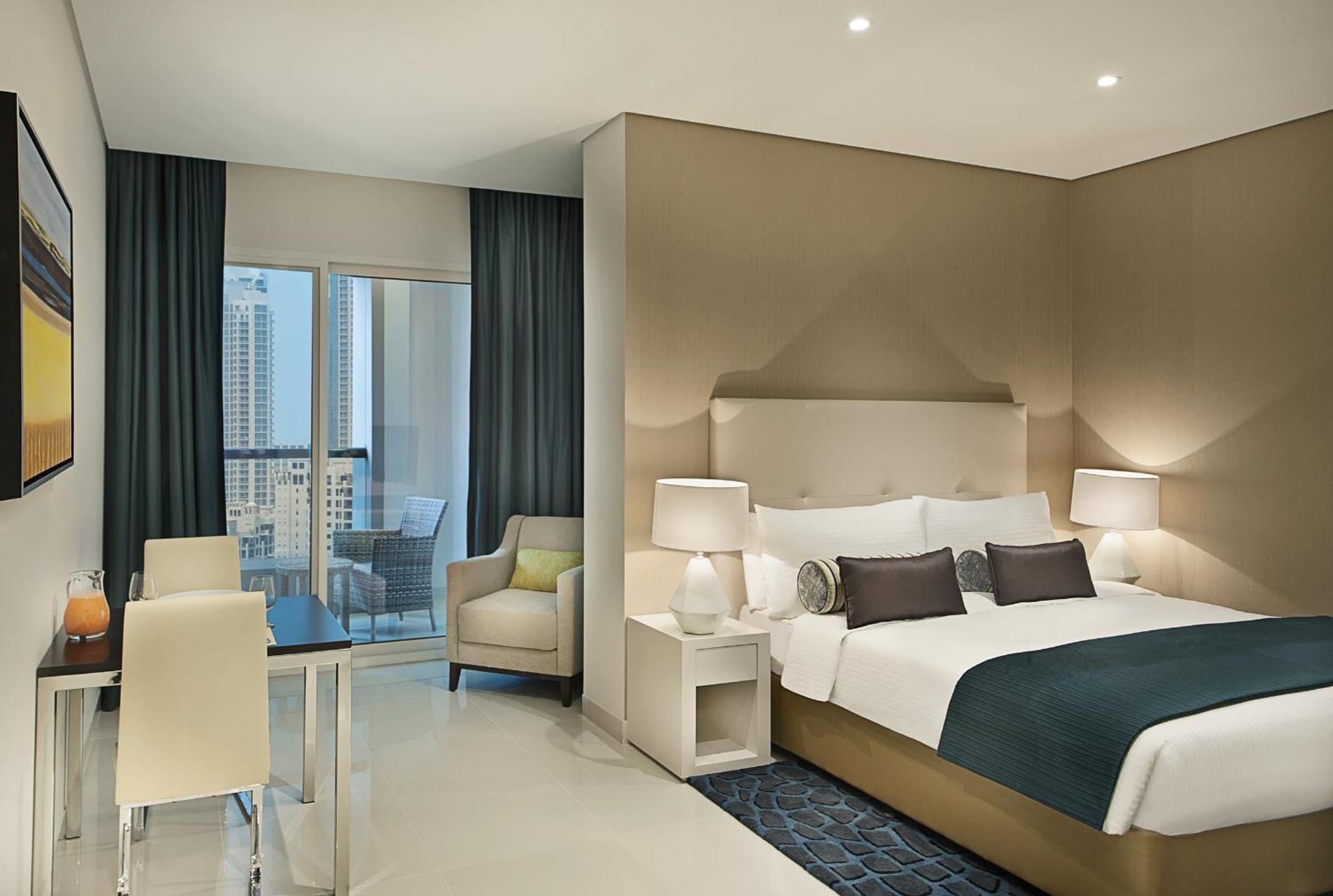 Deluxe Room kitchenette City Skyline View