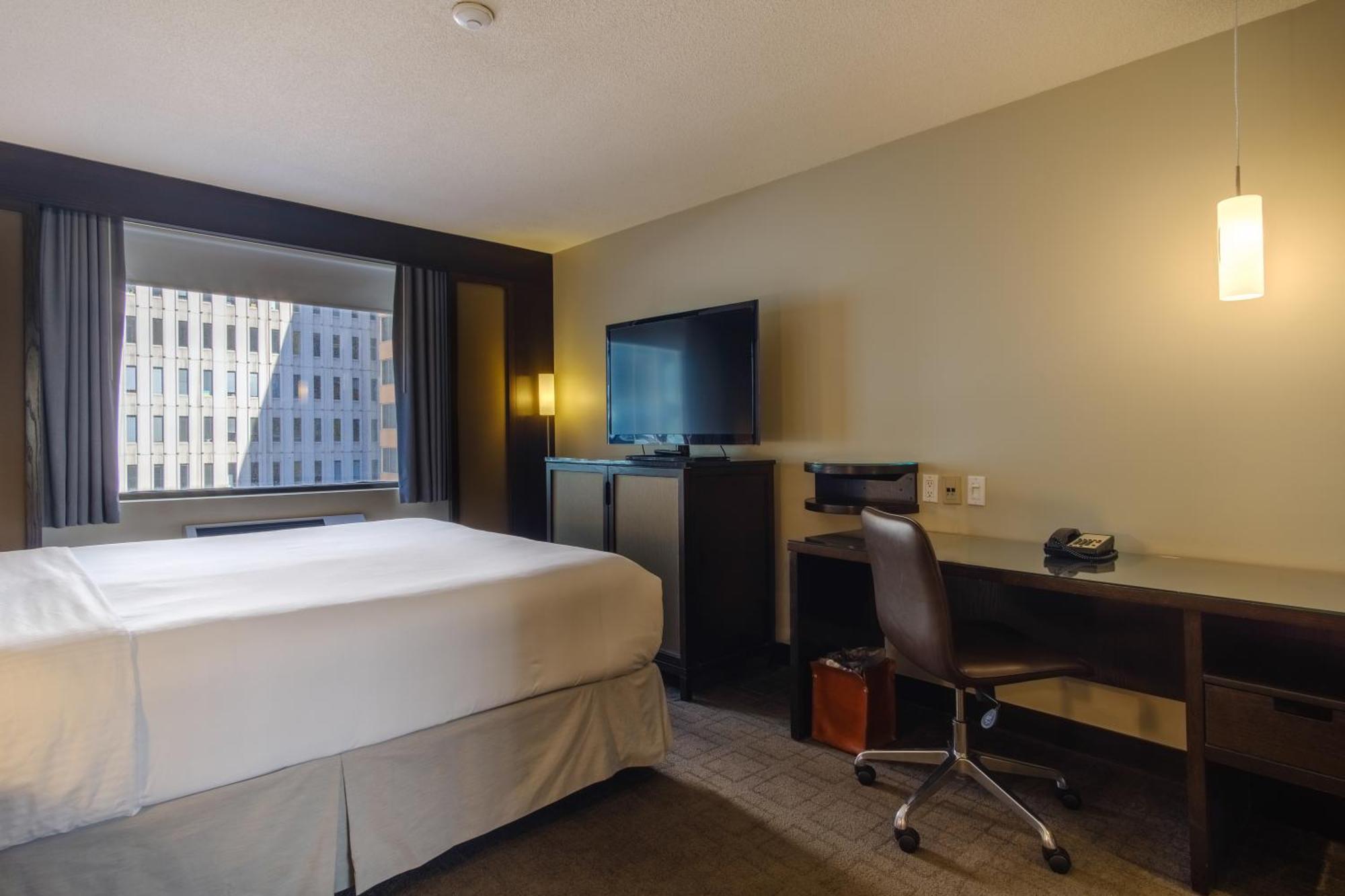 Intimate Queen Room