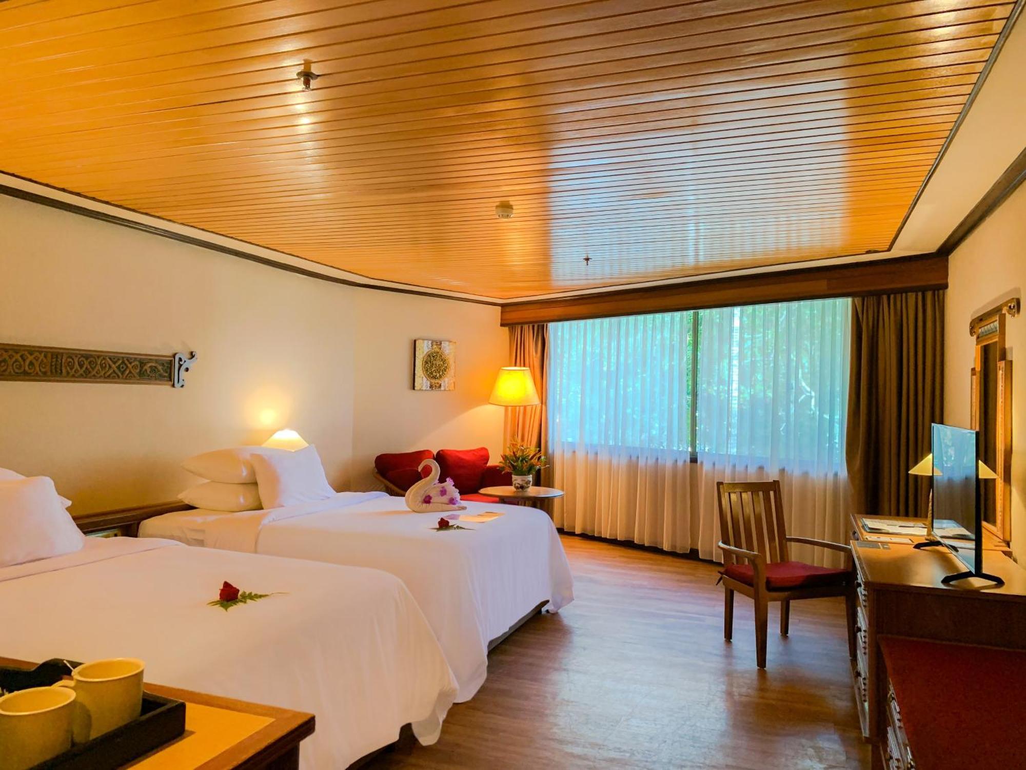 Superior Poolside Room Twin bed