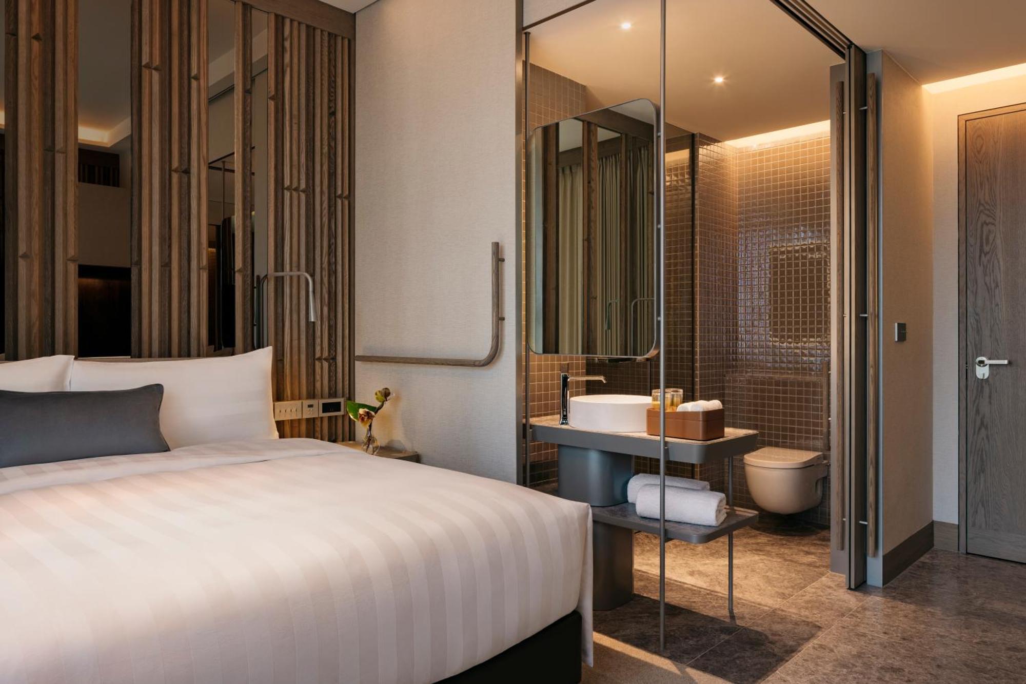Zimmer mit Kingsize-Bett, Balkon und Blick auf die Strandterrasse