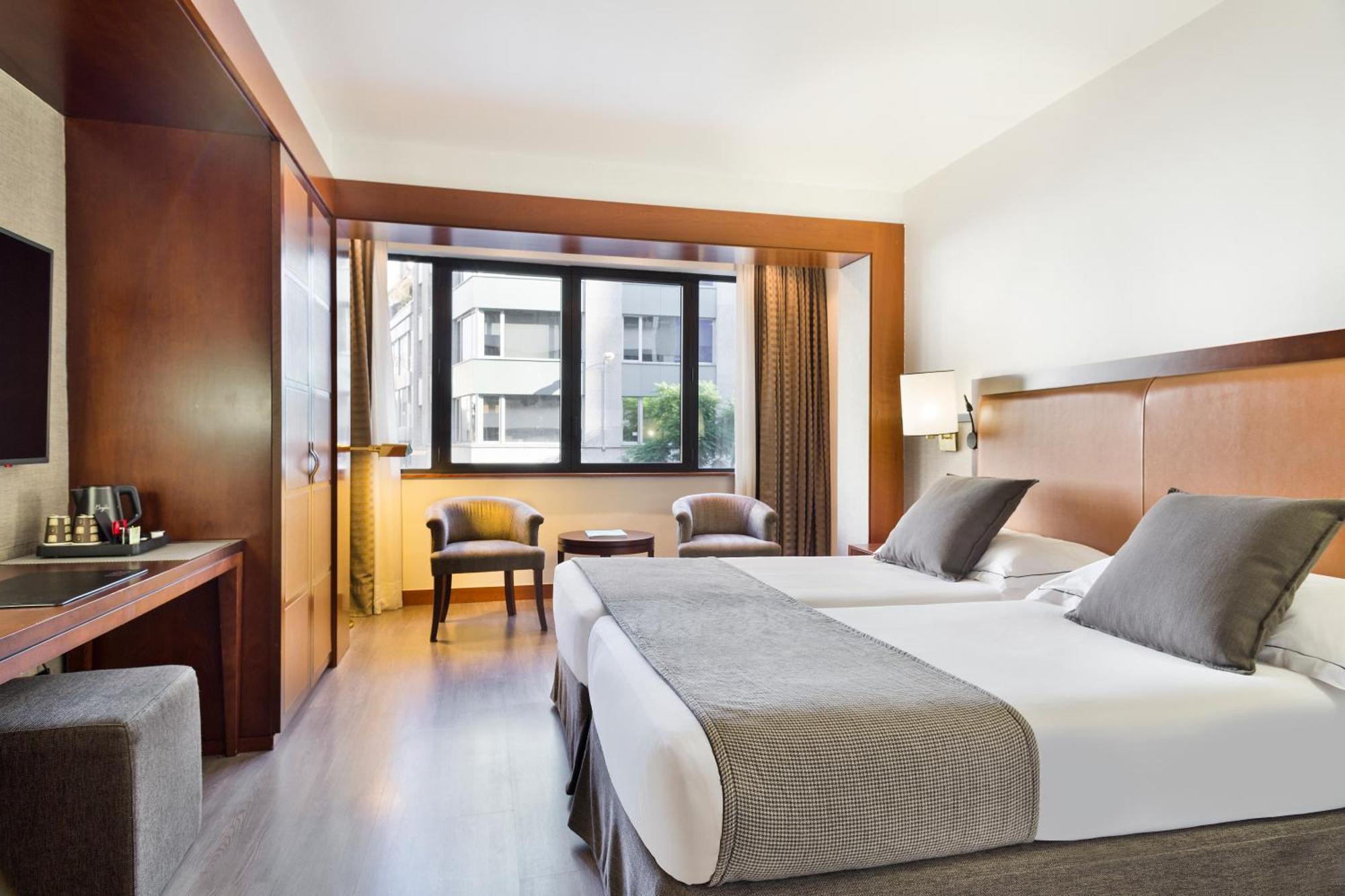 Quarto com Cama de Casal ou 2 de Solteiro