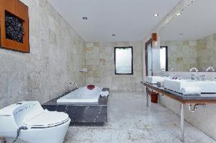 Deluxe Suite with Shared Facilities