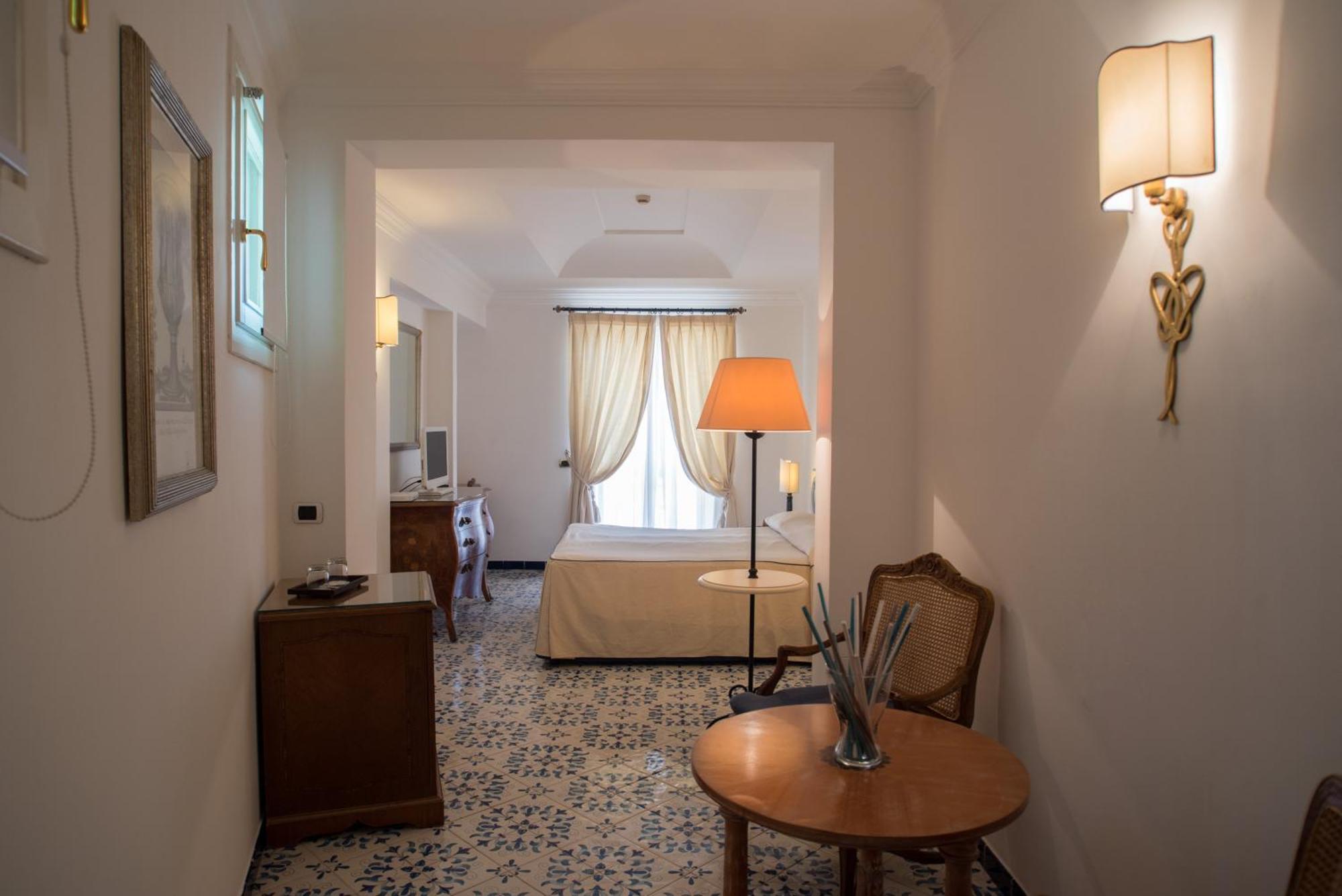 Quarto Quádruplo Deluxe com Vista Mar Parcial
