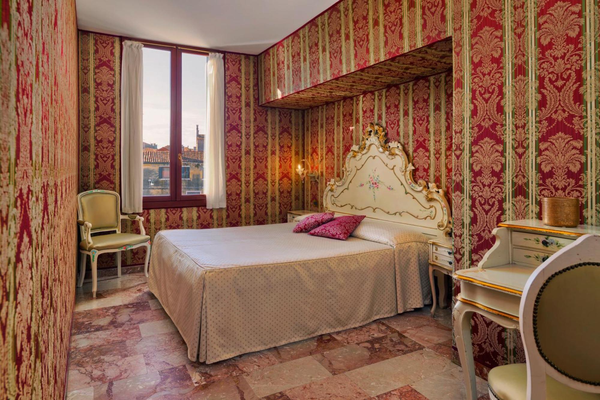 Double or Twin Room Canal View