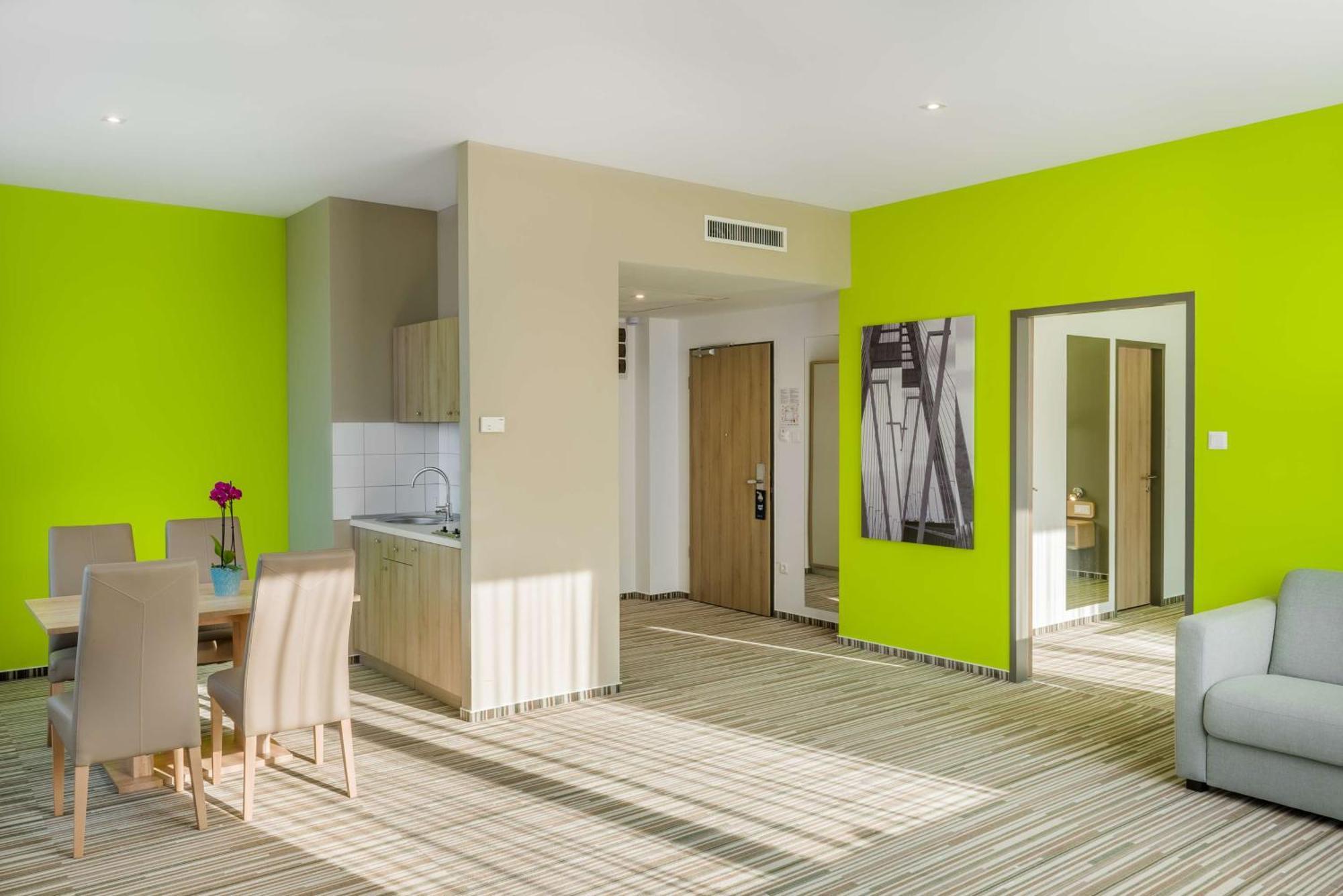 Budapest Suite,1437743143:JPEG