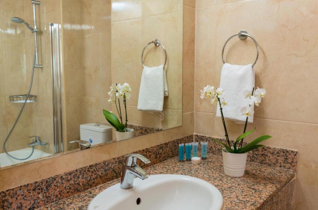 Double or Twin Room Inland View