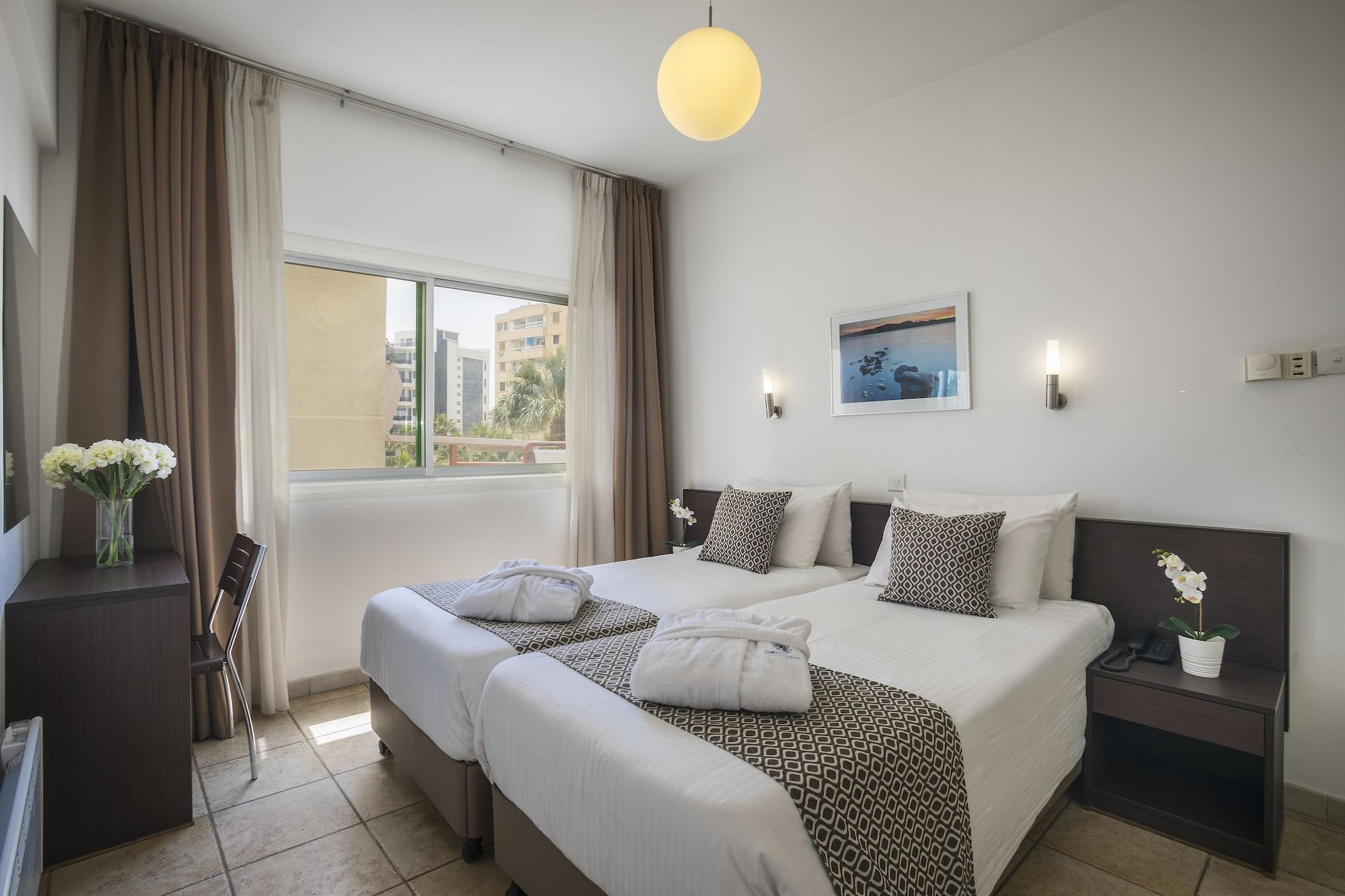 One-Bedroom Apartment with Side Sea View
