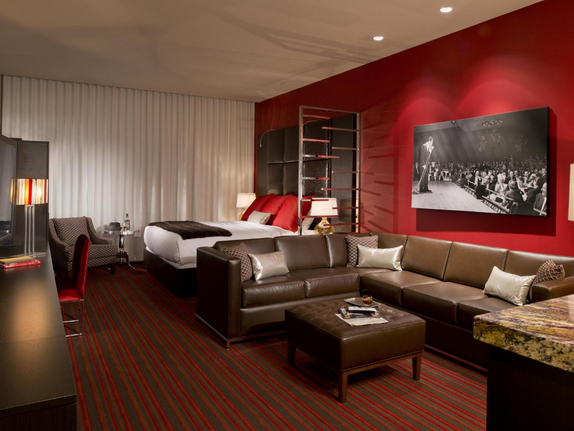 Suite con cama extragrande y sofá cama