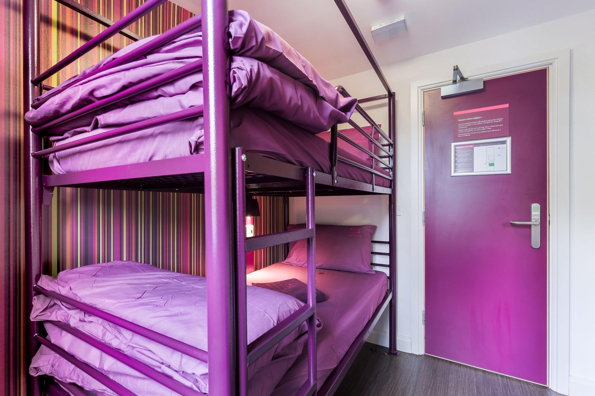 Quarto com 2 Camas de Solteiro (Banheiro Compartilhado)