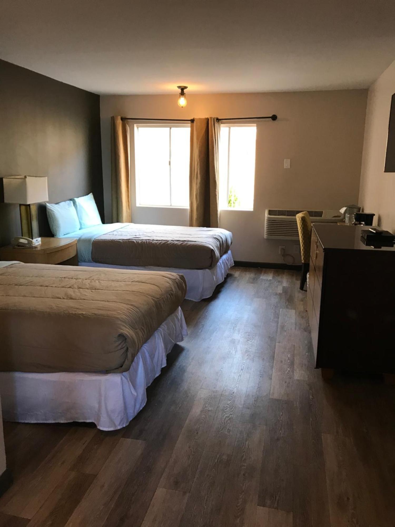 Camera con Letto Matrimoniale e Vista Piscina
