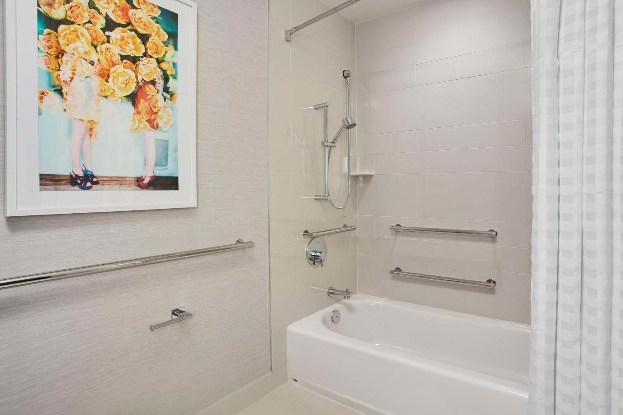 Junior Suite mit zwei Queensize-Betten und Badewanne – für Rollstuhlfahrer und Hörgeschädigte geeignet