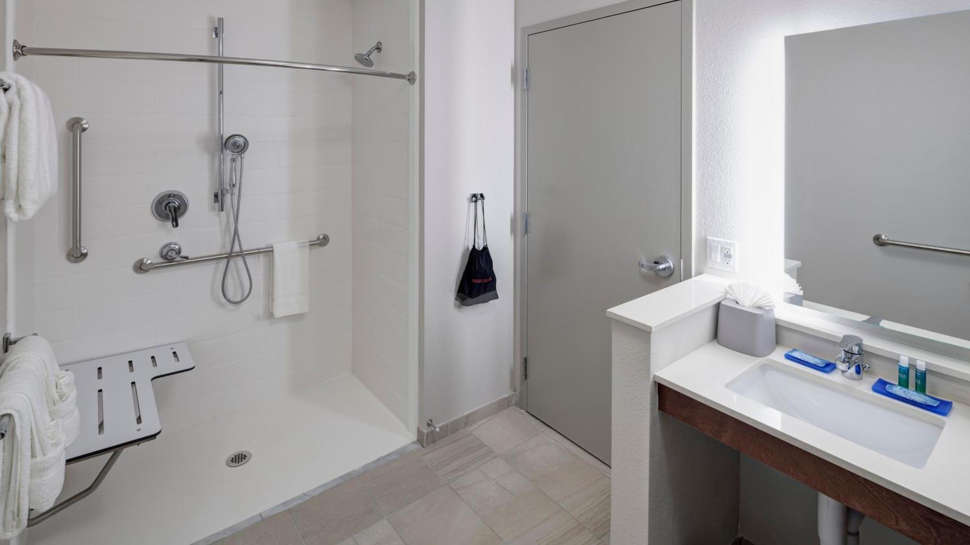 Quarto King com Duche para Pessoas com Mobilidade Condicionada - Acessível a Pessoas com Audição Condicionada