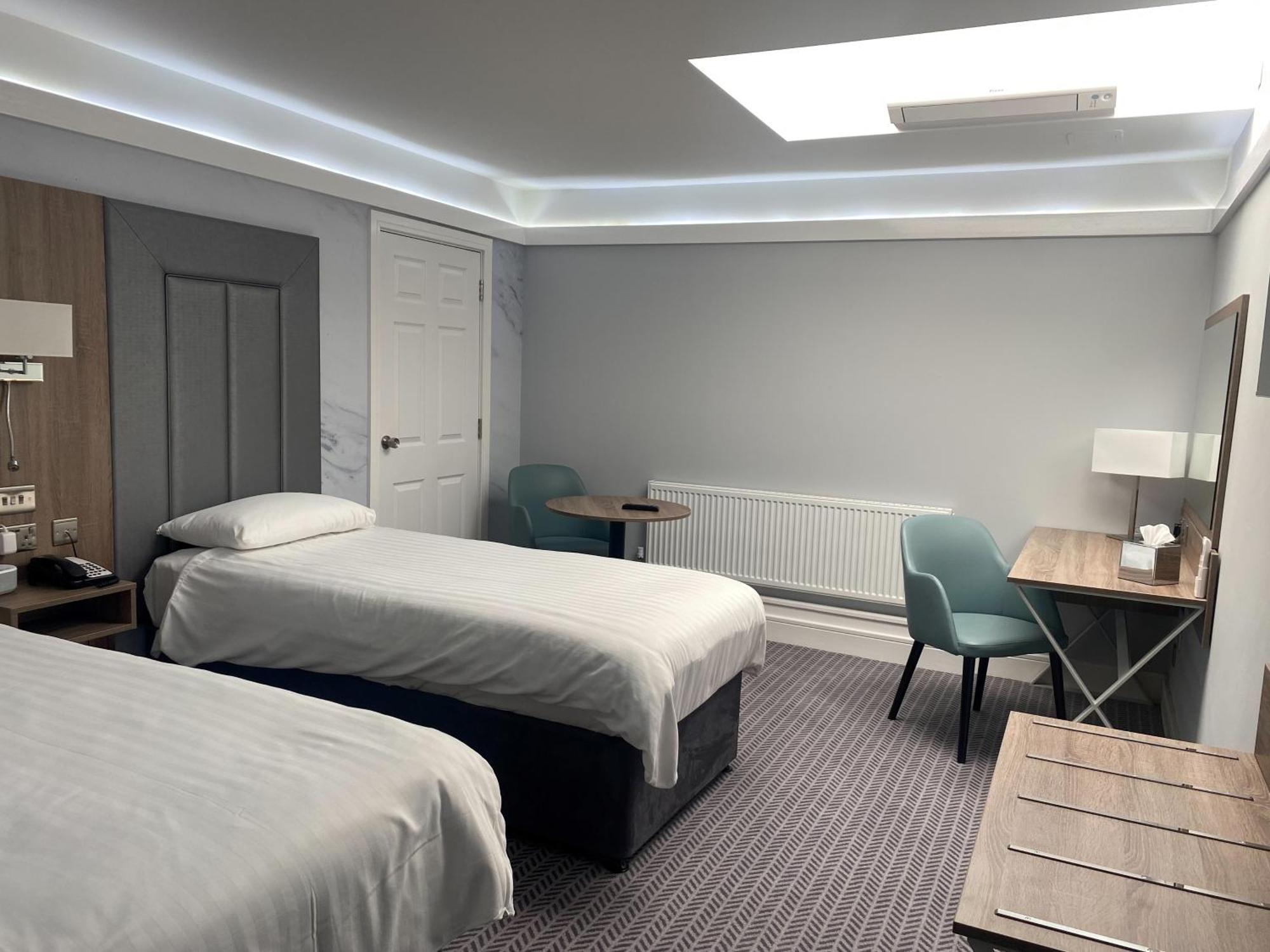 Deluxe Twin Room Skylight